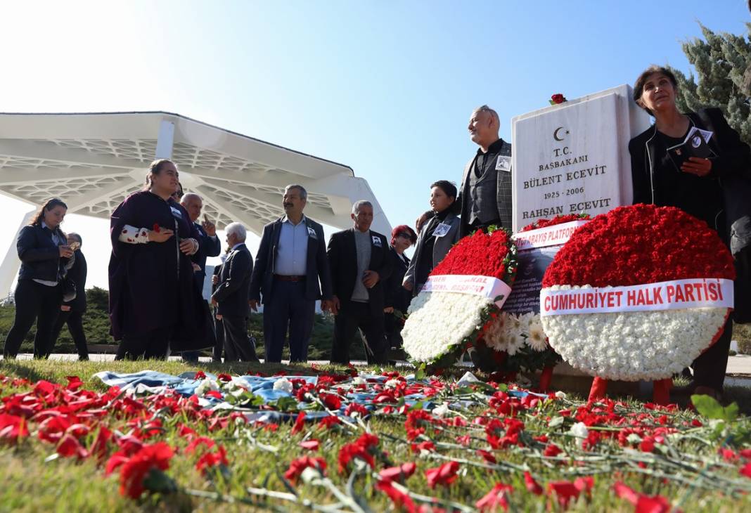 Bülent Ecevit, 16. ölüm yılında mezarı başında anıldı 3